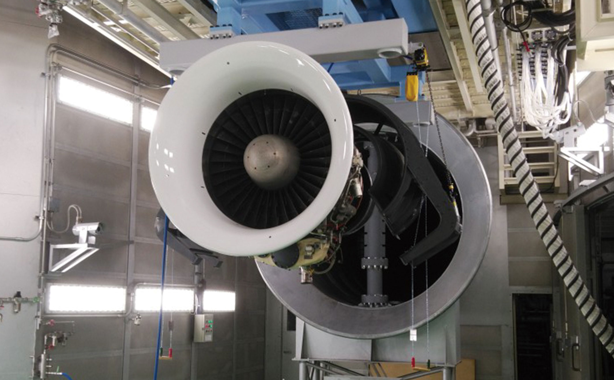 Ground-level jet engine test facility