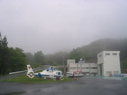 大気球観測所全景(午前6時過ぎの)。霧が発生しています。