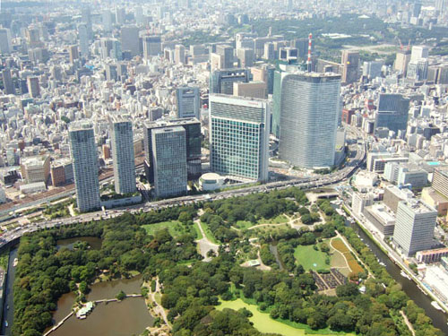 汐留の高層ビル群と浜離宮恩賜庭園（手前）