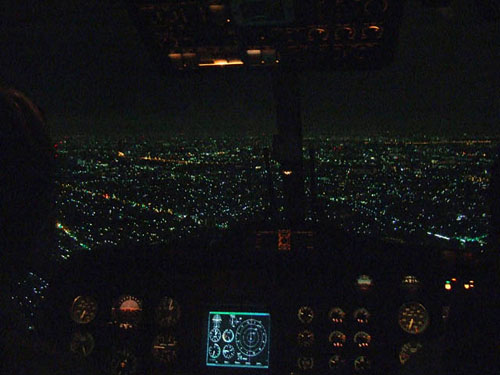 夜間飛行の様子、計器板の中央にある実験用ディスプレイに目標経路等の情報を表示して飛行しました。