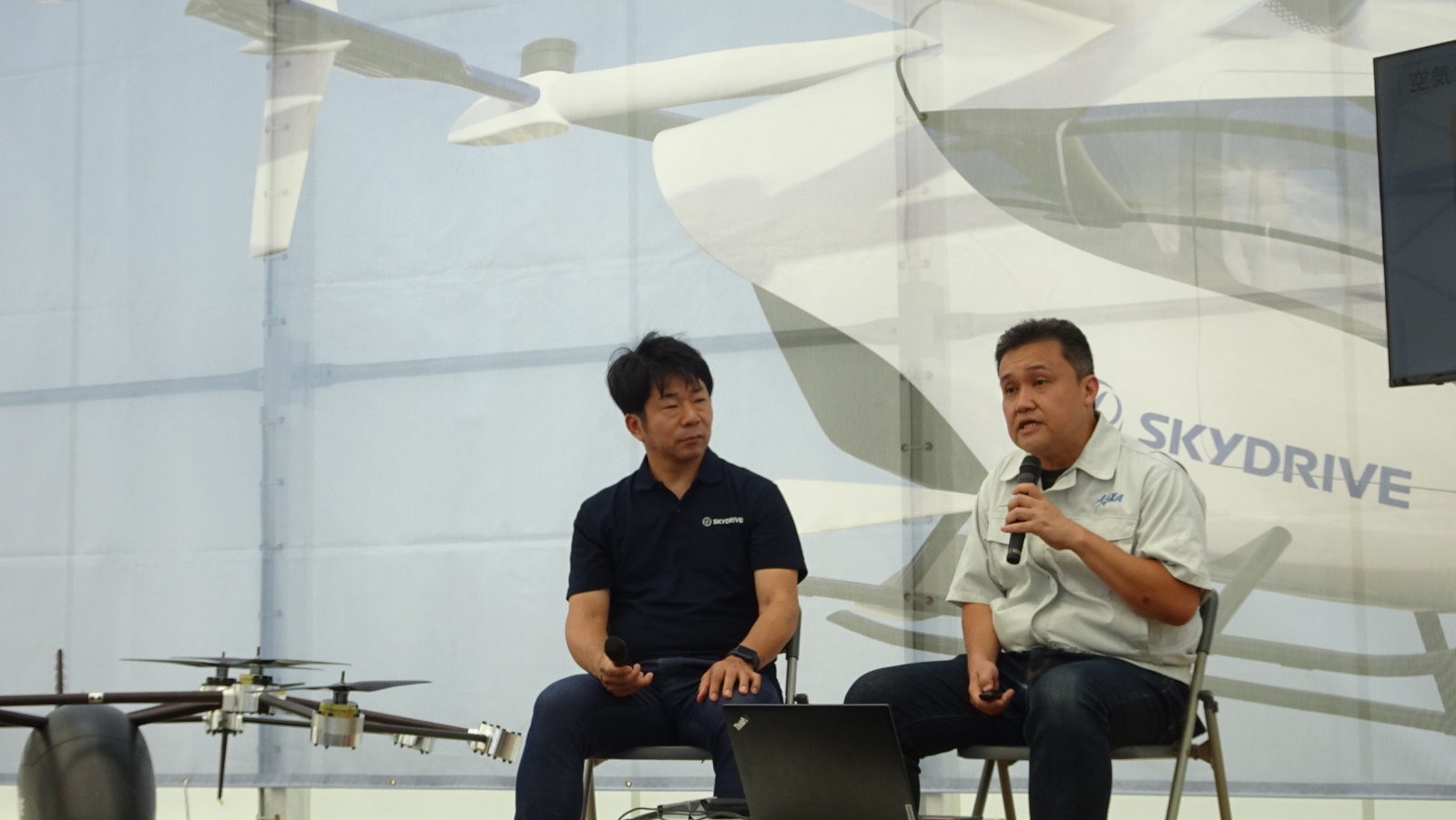 左からSkyDriveが開発中の機体の風洞模型、SkyDrive金子さん、JAXA廣谷