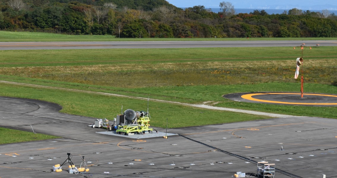 図3.4 屋外エンジン騒音試験のようす（鹿部飛行場）