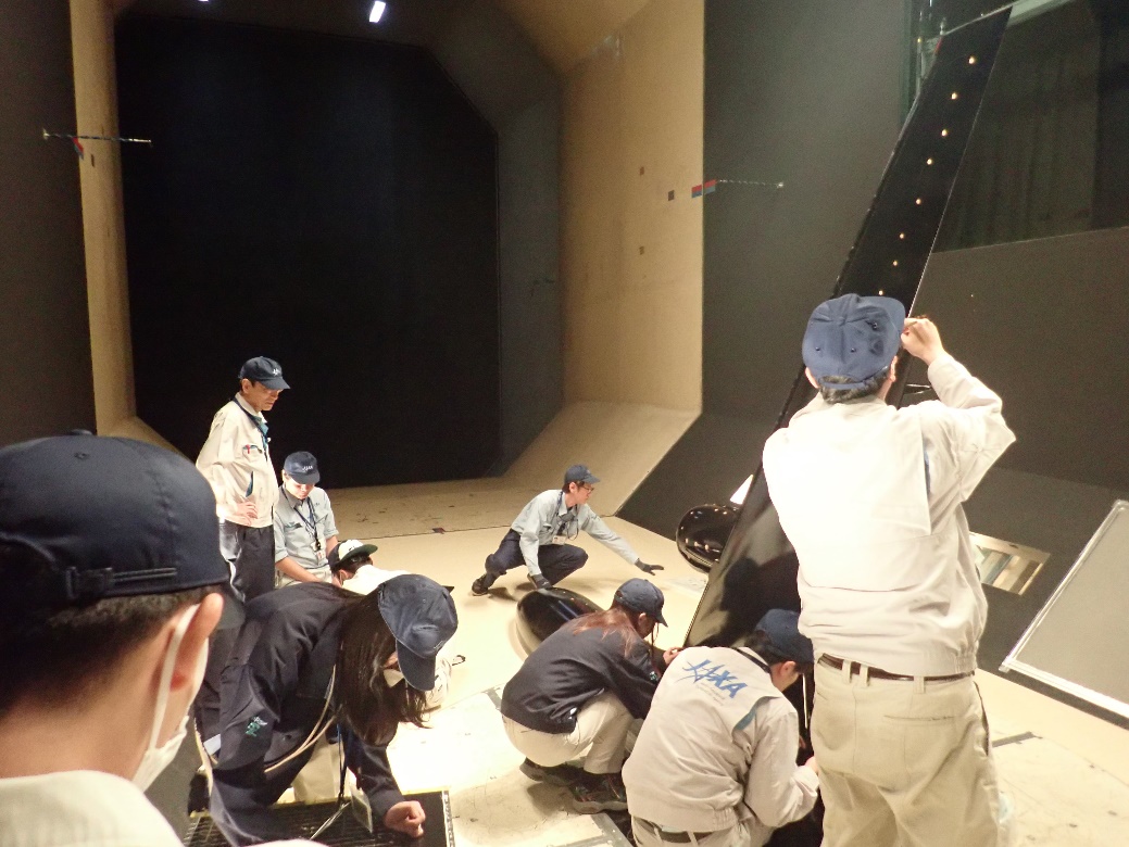 模型表面にタフトを貼り付けている様子