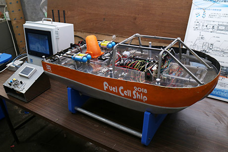 リチウムイオン電池と水素燃料電池を搭載した模型ハイブリッド船